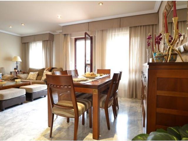 piso de 5 habitaciones, garaje, terraza. junto Av. Aeropuerto y Vista Alegre!