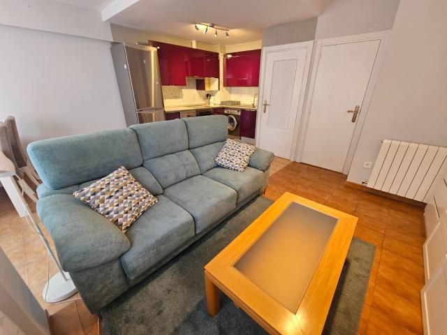 Piso de 65 m2 útiles AMUEBLADO. Distribuido en dos dormitorios, salón, cocina, baño y balcón