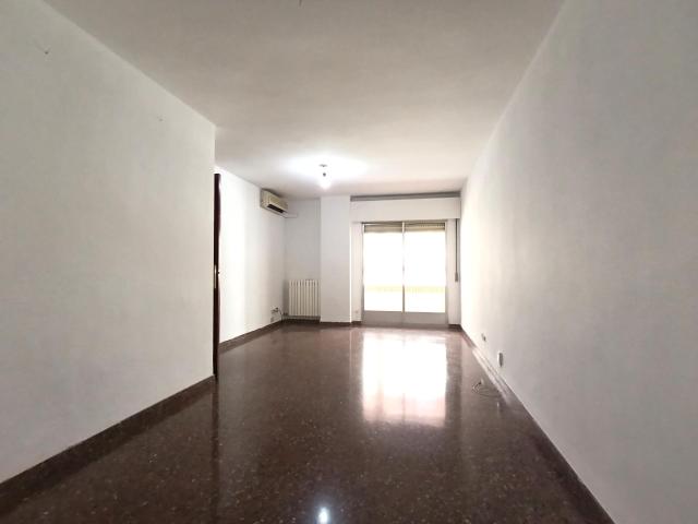 Piso de 67m2 útiles. Distribuidos en dos dormitorios, salón con galería cerrada, cocina con despensa y baño