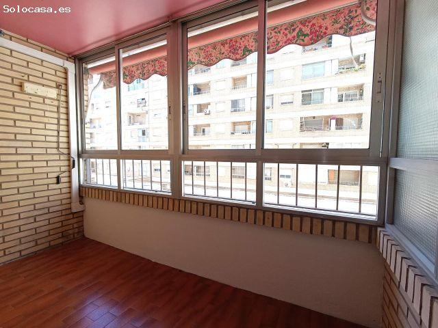 Piso de 67m2 útiles. Distribuidos en dos dormitorios, salón con galería cerrada, cocina con despensa