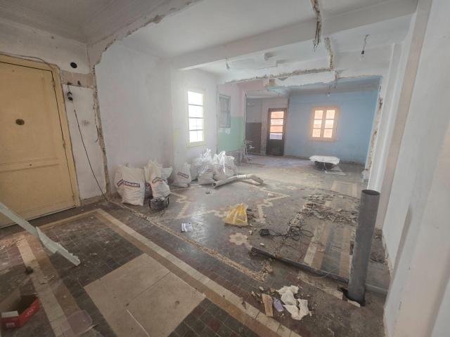 Piso de 61m2 útiles diáfano para REFORMAR. Posibilidad de tres dormitorios, salón, cocina, baño y terraza
