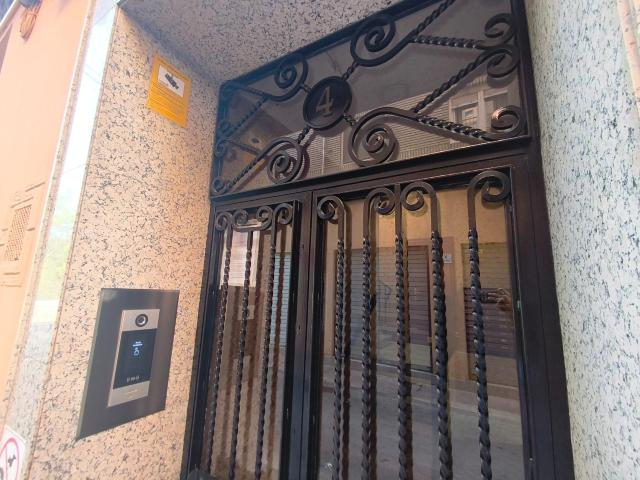 Piso de 62 m2 con GARAJE Y AMUEBLADO! Distribuido en tres dormitorios, salón, cocina y baño