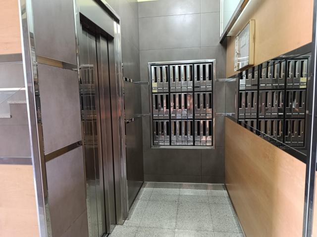 Piso de 75m2 útiles. Distribuido en tres dormitorios, salón, cocina y baño. Semiamueblado. Ascensor