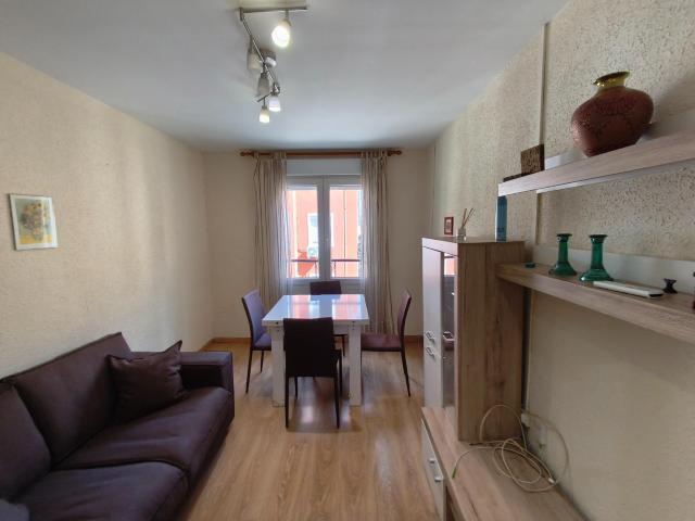 Piso de 78 m2 útiles. Distribuido en tres dormitorios, salón, cocina y baño