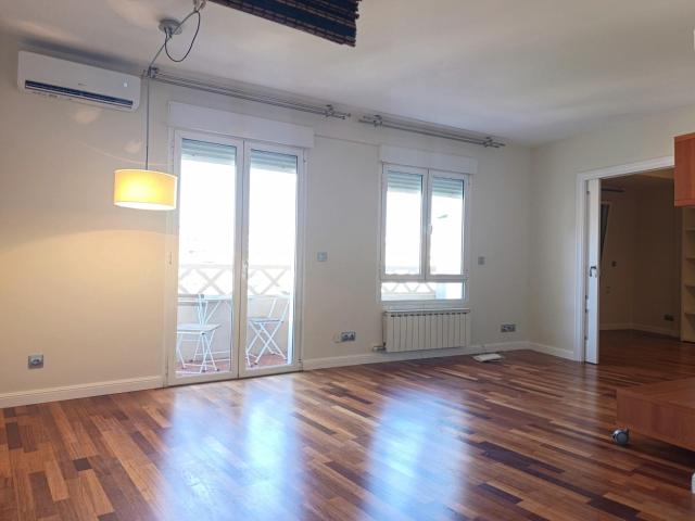Piso de 70m2 útiles SEMIAMUEBLADO. Distribuido en dos dormitorios, salón con terraza, cocina y baño