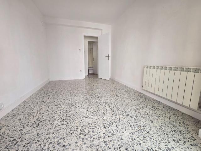 Piso de 71 m2. Distribuido en cuatro dormitorios, salón, cocina y baño. Ascensor