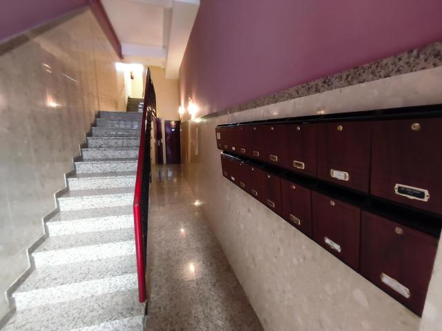 Piso de 72m2 útiles. Distribuido en tres dormitorios, salón, cocina y baño