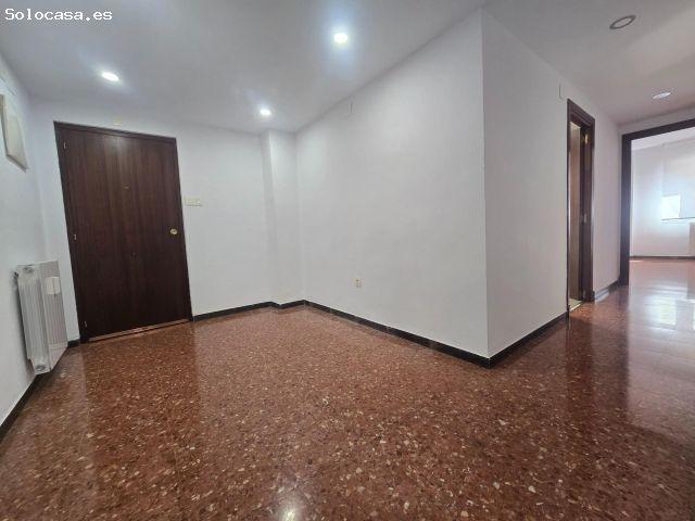 Piso de 85m2 útiles con PLAZA DE GARAJE. Distribuido en tres dormitorios dobles, salón con terraza