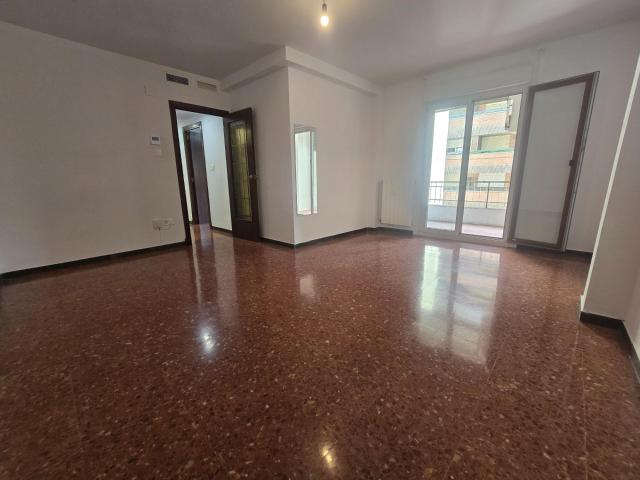 Piso de 85m2 útiles con PLAZA DE GARAJE. Distribuido en tres dormitorios dobles, salón con terraza, cocina y dos baños