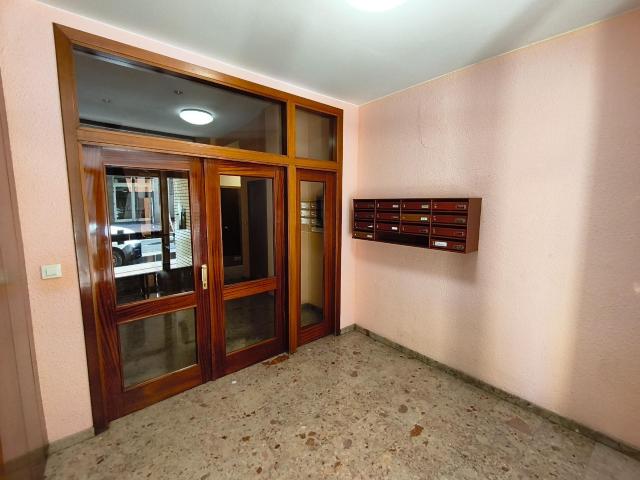 Piso de 88m2 útiles con PLAZA GARAJE!. Distribuido en tres dormitorios, salón, cocina, baño y galería