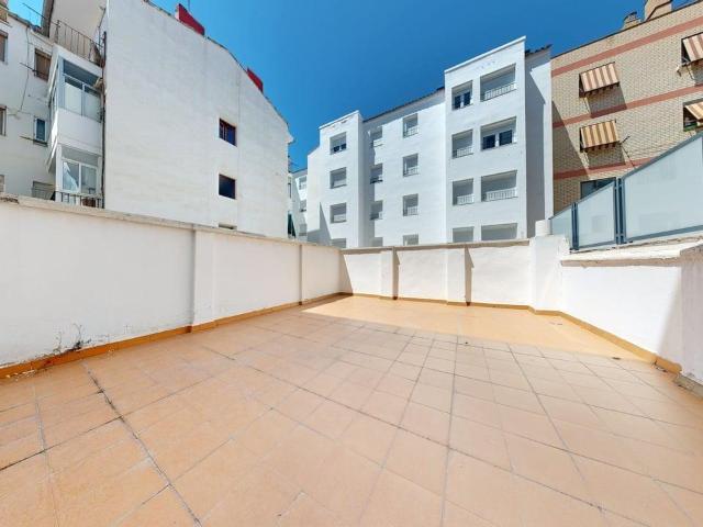 Piso de 89 m2 útiles con AMPLIA TERRAZA DE 40m2! Distribuido en cinco dormitorios, salón, cocina con despensa y terraza interior a patio de luces y un baño