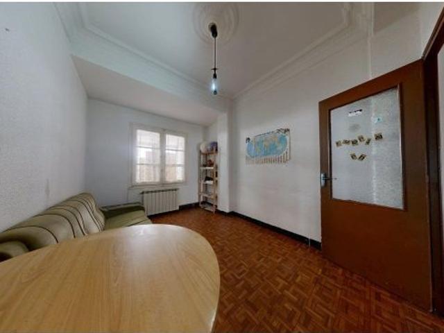 Piso de 80m2 para REFORMAR. Distribuido en cuatro dormitorios, salón, cocina, baño y terraza cubiert