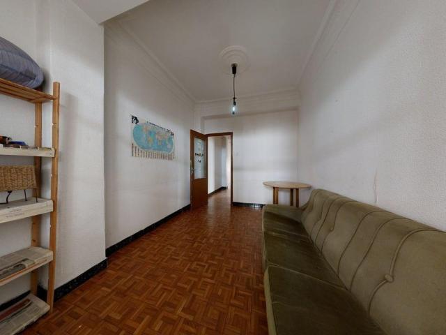 Piso de 80m2 para REFORMAR. Distribuido en cuatro dormitorios, salón, cocina, baño y terraza cubierta de 15m2 cubierta