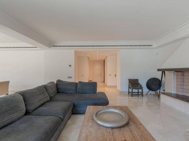Piso exclusivo en venta en Urbanización Marbella Este, Andalucía