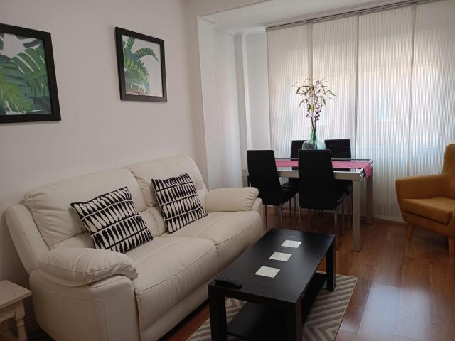 Piso exterior de 60m2 útiles distribuido en dos dormitorios, salón, cocina y baño. Amueblado