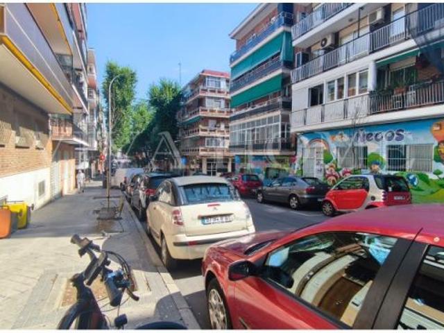 PISO exterior de 70 m2 construidos, con 3 habitaciones, 2 baños y trastero en