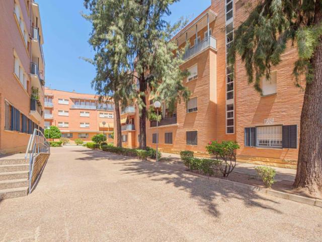 Piso en Mairena del Aljarafe en urbanización privada con amplias zonas ajardinadas