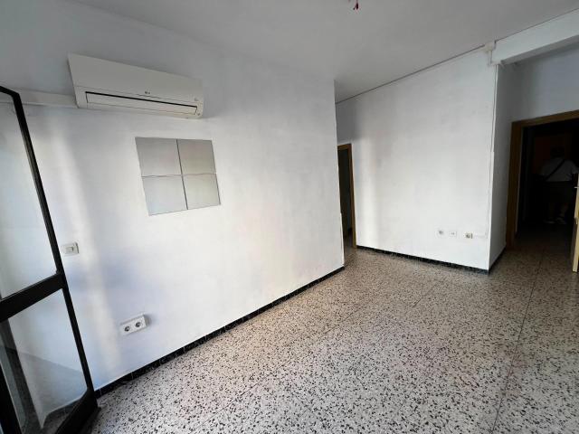 PISO EN AVENIDA RESOLANA CON TERRAZA Y ASCENSOR JUNTO A LA MACARENA