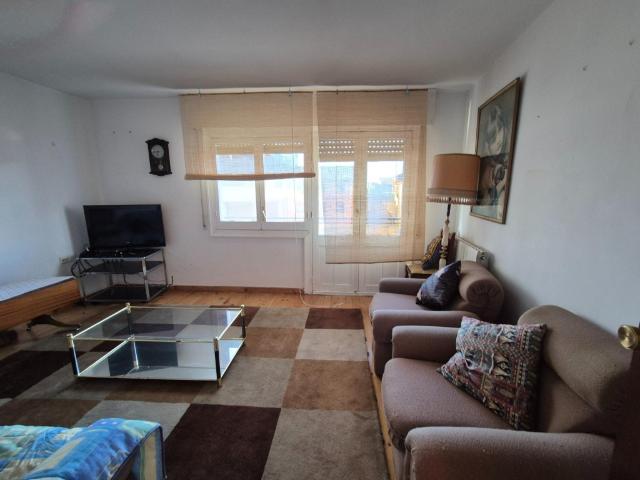 Piso en Almanza de tres habitaciones con tres balcones
