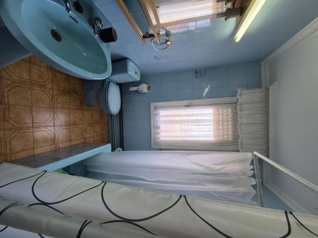 Piso en Almanza de tres habitaciones con tres balcones