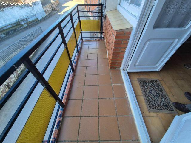 Piso en Almanza de tres habitaciones con tres balcones