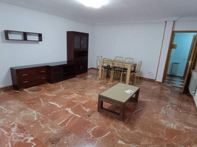 ¡PISO EN ALQUILER AMUEBLADO PARA ESTUDIANTES CON PATIO, ZONA CENTRO!