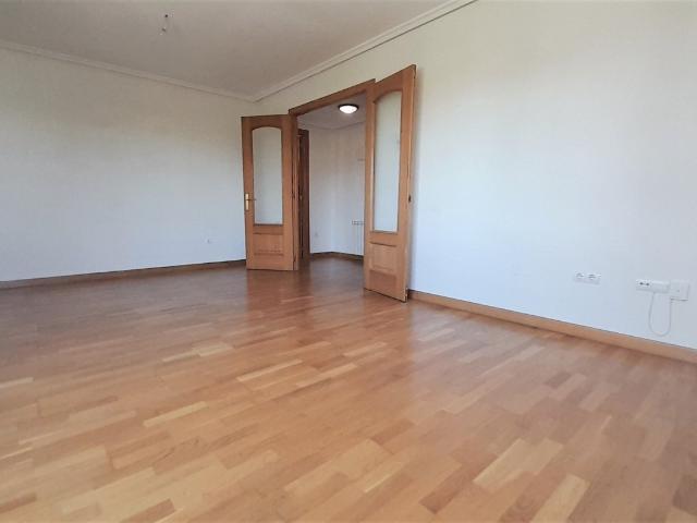 PISO EN ALQUILER DE DOS HABITACIONES SIN AMUEBLAR EN VILLAS SUR