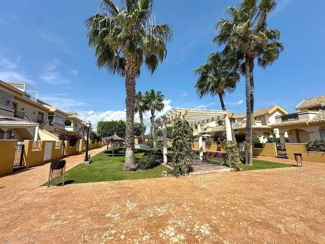 Piso en alquiler de larga temporada de 2 habitaciones con patio en Cabo Punta de Tarifa – Orihuela Costa ☀️