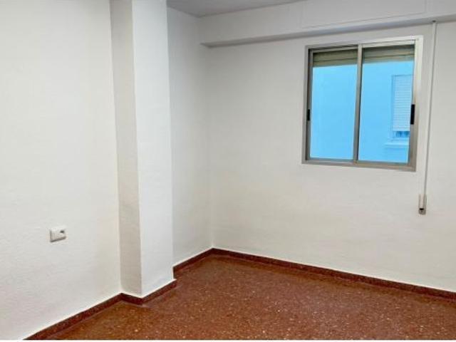 Piso en alquiler de tres dormitorios y dos baños completos