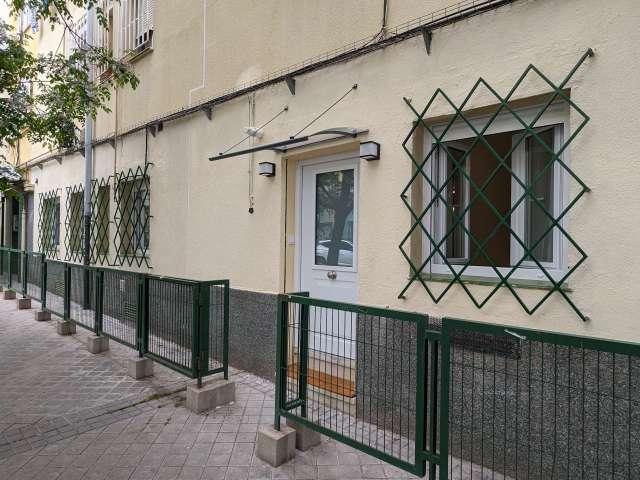 Piso en alquiler de 2 habitaciones en Moscardó, Madrid
