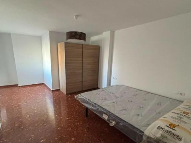 Piso en alquiler de 3 dormitorios con terraza junto al PTS – Calle Los Alayos, 1 Granada