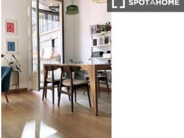 Piso en alquiler de 3 habitaciones en La Nova Esquerra de l' Eixample, perfecto para parejas