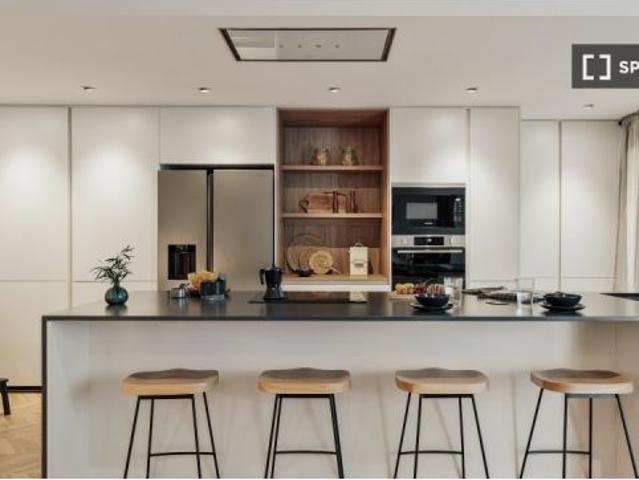Piso en alquiler de 3 habitaciones en la Nova Esquerra de l' Eixample, perfecto para profesi