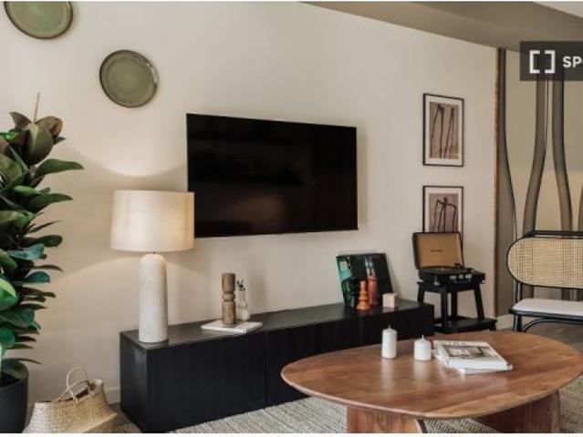 Piso en alquiler de 3 habitaciones en la Nova Esquerra de l' Eixample, perfecto para profesi
