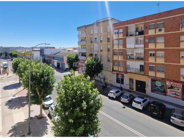 PISO EN ALQUILER DE 3 HABITACIONES 2 BAÑÓS ZONA SAN ROQUE AVENIDA PRINCIPAL