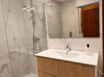 Piso en Alquiler de 4 dormitorios, zona Rosalia de Castro