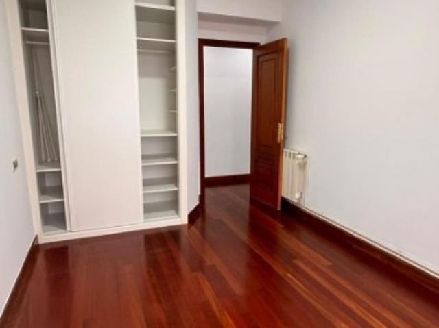 Piso en Alquiler de 4 dormitorios, zona Rosalia de Castro