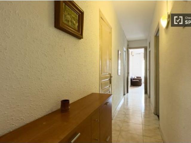 Piso en alquiler de 4 habitaciones en la Nova Esquerra de l' Eixample, gastos incluidos