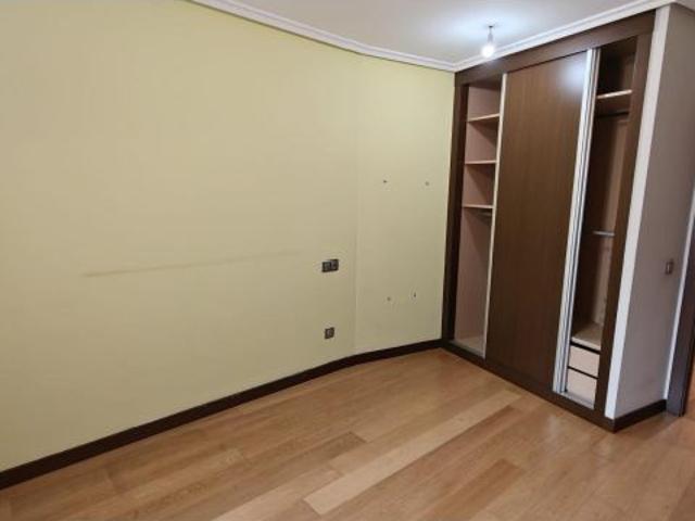PISO EN ALQUILER EN OVIEDO – 3 HABITACIONES, GARAJE Y ASCENSOR