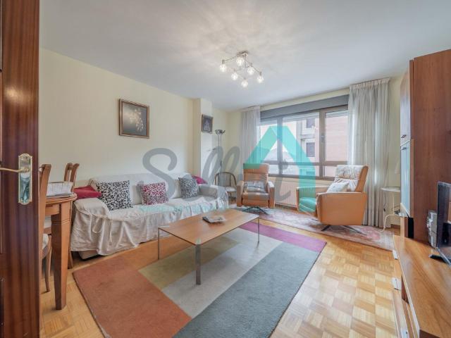 Piso en alquiler en Oviedo de 90m2 REF:17956