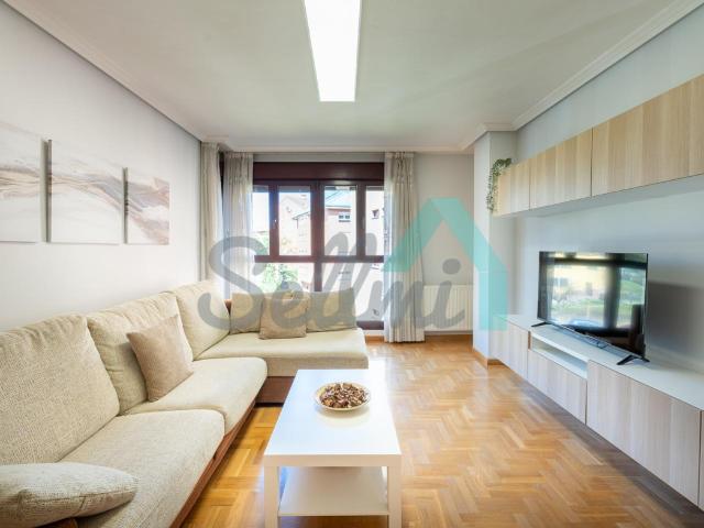 Piso en alquiler en Oviedo de 91m2 REF:70087
