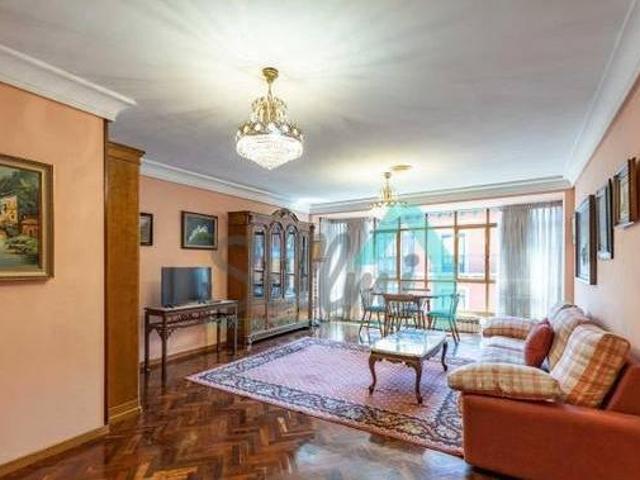 Piso en alquiler en Oviedo de 131 m2