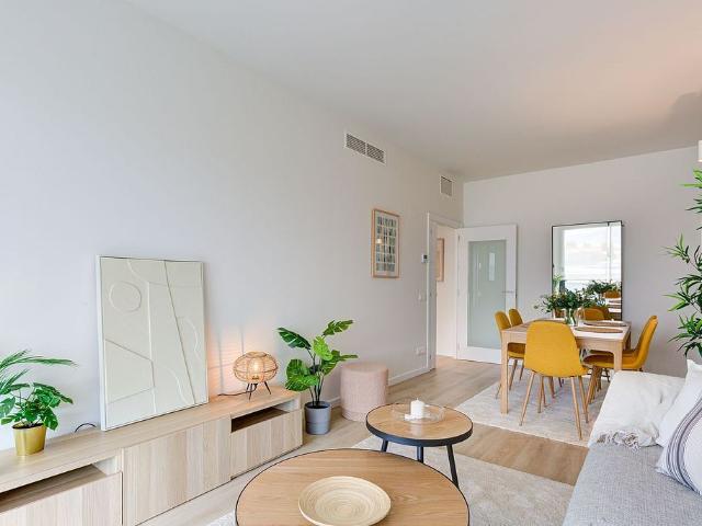 Piso en alquiler en avenida De la Mare de Déu de Montserrat, Sant Joan Despí, de 73 m² 3 habitaciones por 1.740