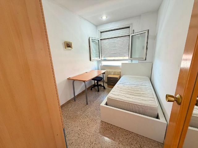 Piso en alquiler en avenida Joana Raspall, Lleida, de 108 m² 4 habitaciones por 890