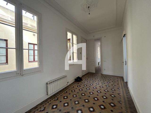 Piso en alquiler en Barcelona L'Eixample BONITO Y AMPLIO PISO EN FINCA REGIA