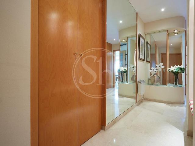 Piso en alquiler en calle D'anglesola, Barcelona, de 75 m² 2 habitaciones por 1.650