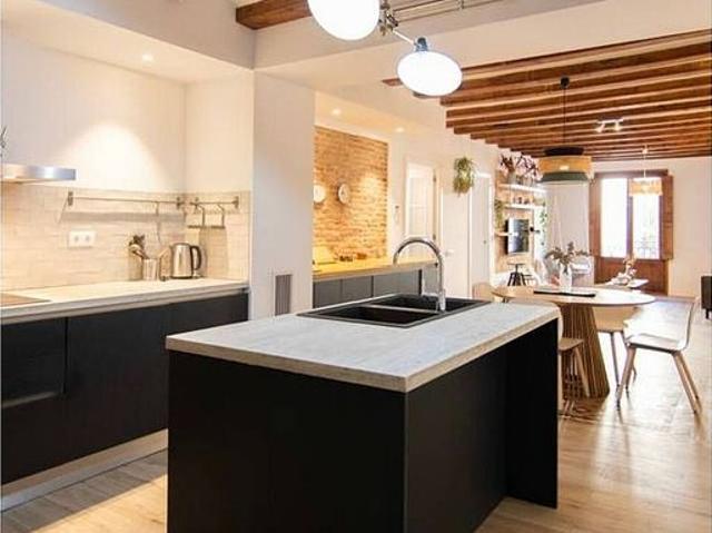 Piso en alquiler en calle D'avingudainyó, Barcelona, de 136 m² 3 habitaciones por 2.409