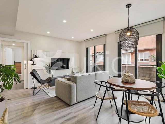 Piso en alquiler en calle De Morales, Barcelona, de 67 m² 2 habitaciones por 2.860