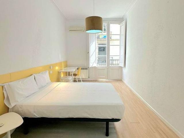 Piso en alquiler en calle De Ferran, Barcelona, de 95 m² 3 habitaciones por 1.997