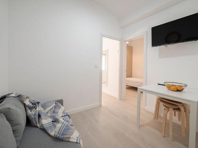 Piso en alquiler en calle De Guitard, Barcelona, de 75 m² 4 habitaciones por 2.200